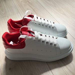 Alexander McQueen Sneakers in Red.